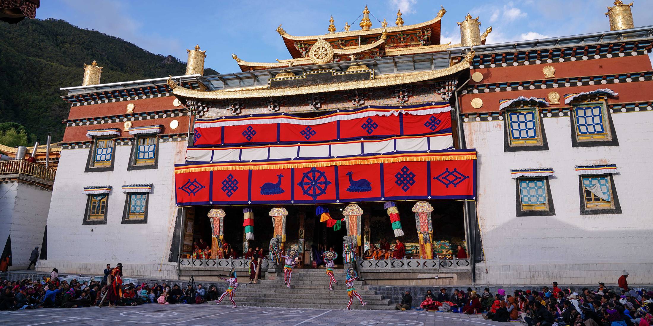 A monumental thangka unfurled across Dongzhulin Monastery