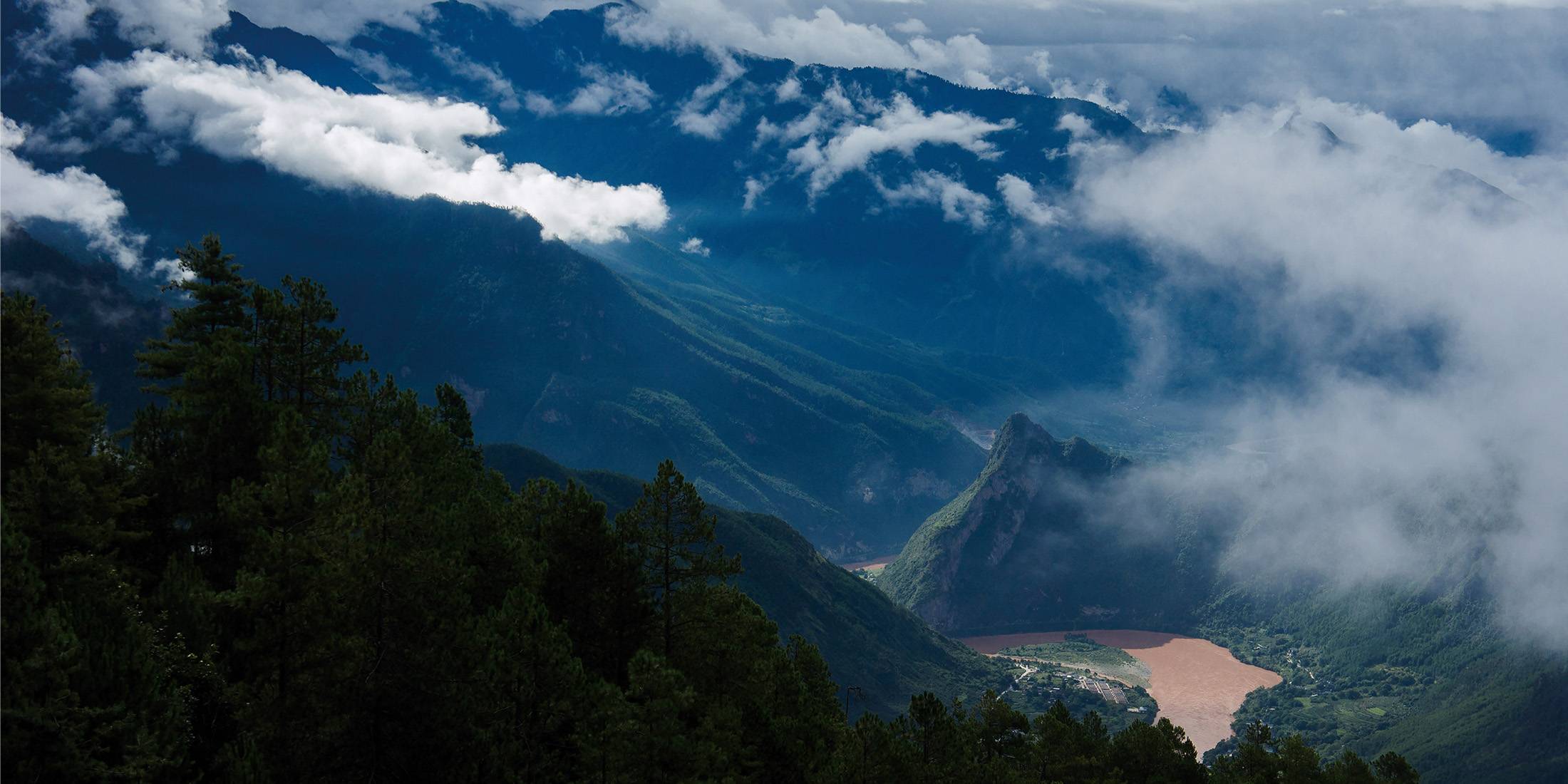 Low cloud drifting through a valley in the Three Parallel Rivers region
