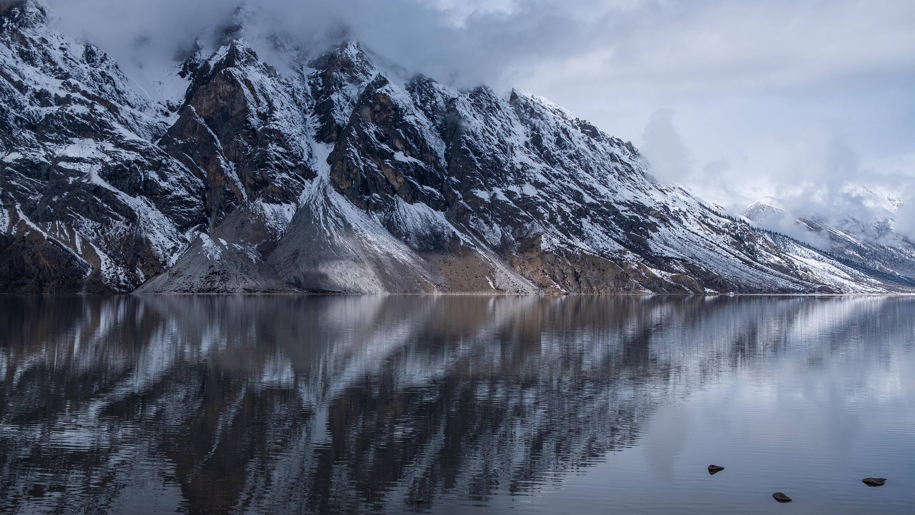Snow peaks and low cloud reflected in blue water near Ranwu and Laigu